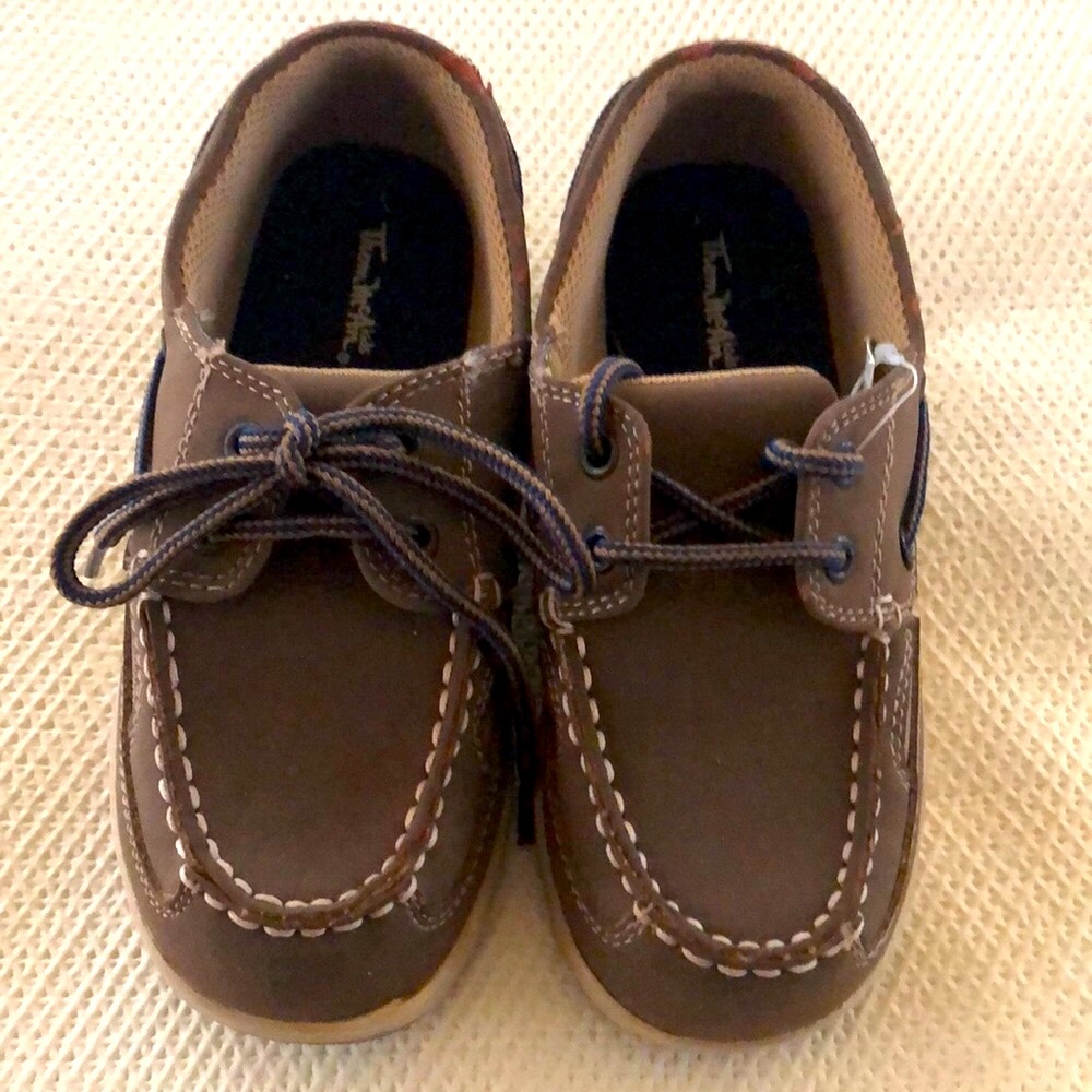 Shoes boys new sizes 1M  or 4M casual laces man made materials Thom McAn